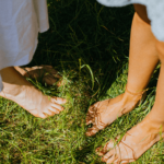 A piedi nudi sull'erba