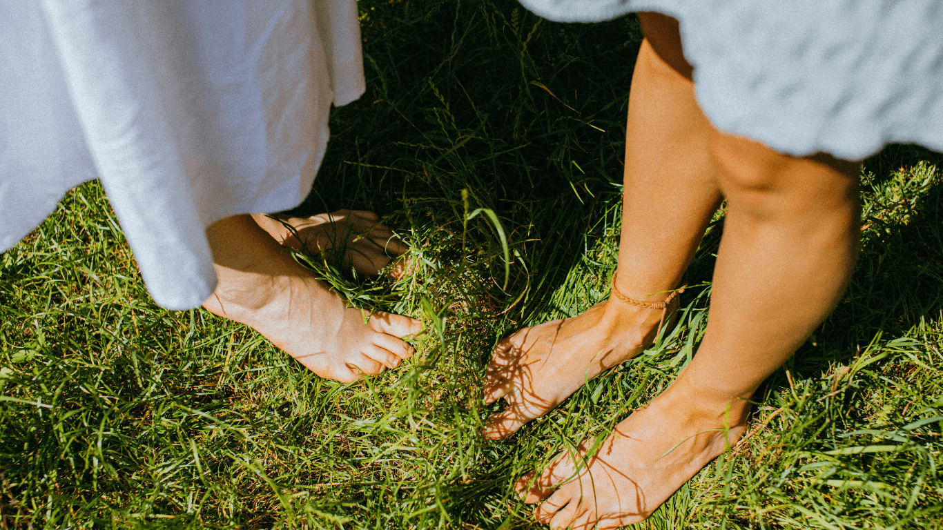 A piedi nudi sull'erba